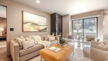 TV, peis, stereoanlegg og kontorer