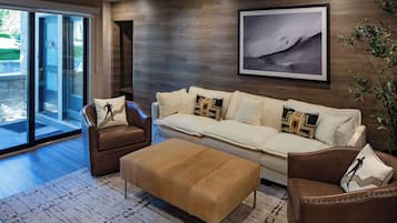 Fernseher, Kamin, Stereoanlage, Arbeitsbereiche