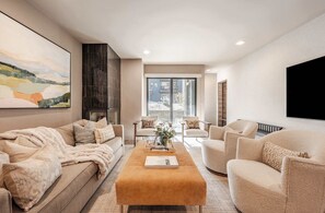 テレビ、暖炉、ステレオ、書斎 / ワークスペース