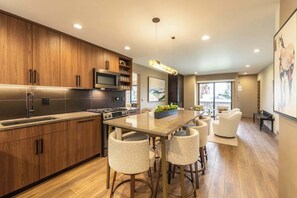Fridge, microwave, oven, stovetop - Newly Renovated 4BR, 3BA in Aspen's Core! (Aspen)