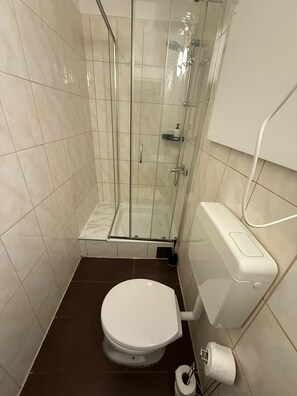 Basic-Apartment | Badezimmer | Dusche, kostenlose Toilettenartikel, Haartrockner, Handtücher