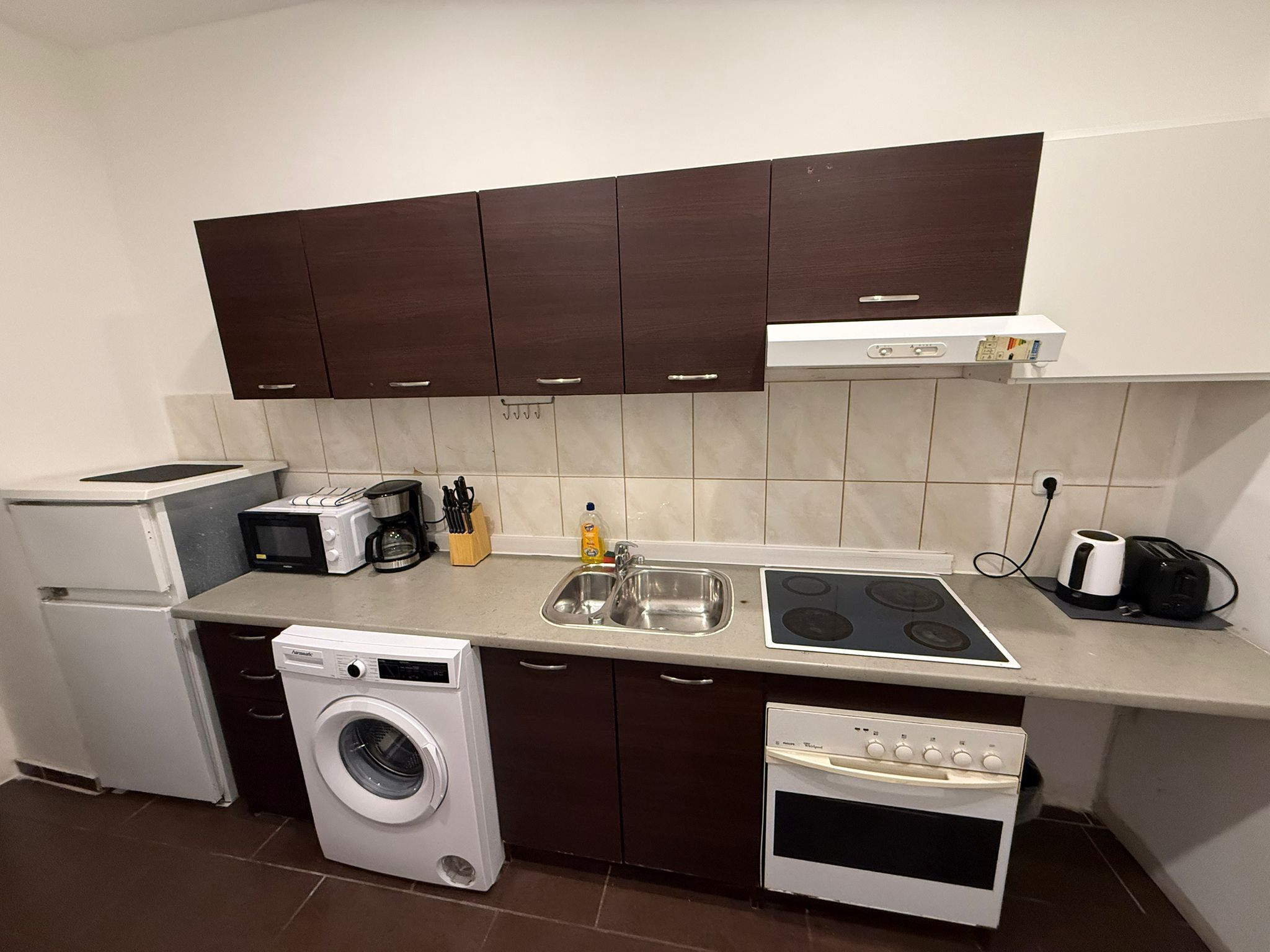 Basic Apartment | Private kitchen | Fridge, microwave, oven, stovetop