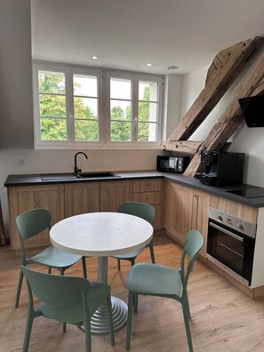 Private kitchen - Charming stay in a renovated former mill - La Résidence de l'Archevêque, (Villeneuve-l'Archevêque)