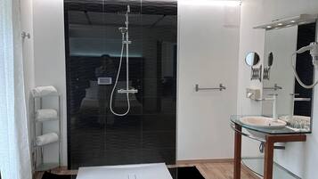 Dusche, Haartrockner, Handtücher, Seife