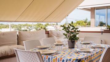 屋外ダイニングエリア