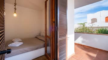 3 habitaciones, tabla de planchar con plancha, wifi y ropa de cama