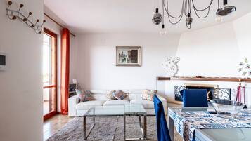 Televisión y chimenea