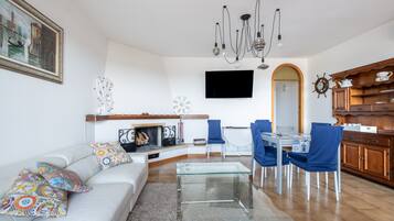 TV, fireplace