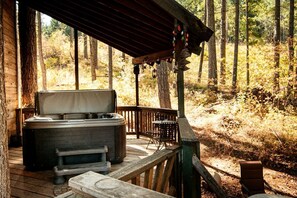 Outdoor spa tub - Tree House Style Cabin Nestled at the Foot of Scenic Snow-Capped Mt. Adams, Washington (White Salmon)