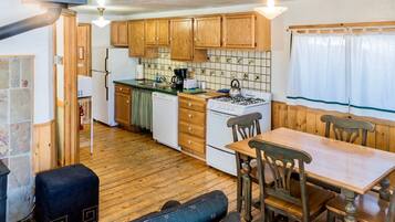 Mikroaaltouuni, liesi, astianpesukone, kahvin-/teenkeitin