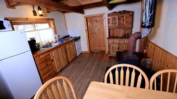 Jääkaappi, mikroaaltouuni, liesi, kahvin-/teenkeitin