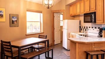 Refrigerador, microondas, parrilla de estufa y cafetera y tetera