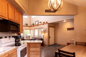 Frigorifero, microonde, piano cottura, macchina per tè/caffè