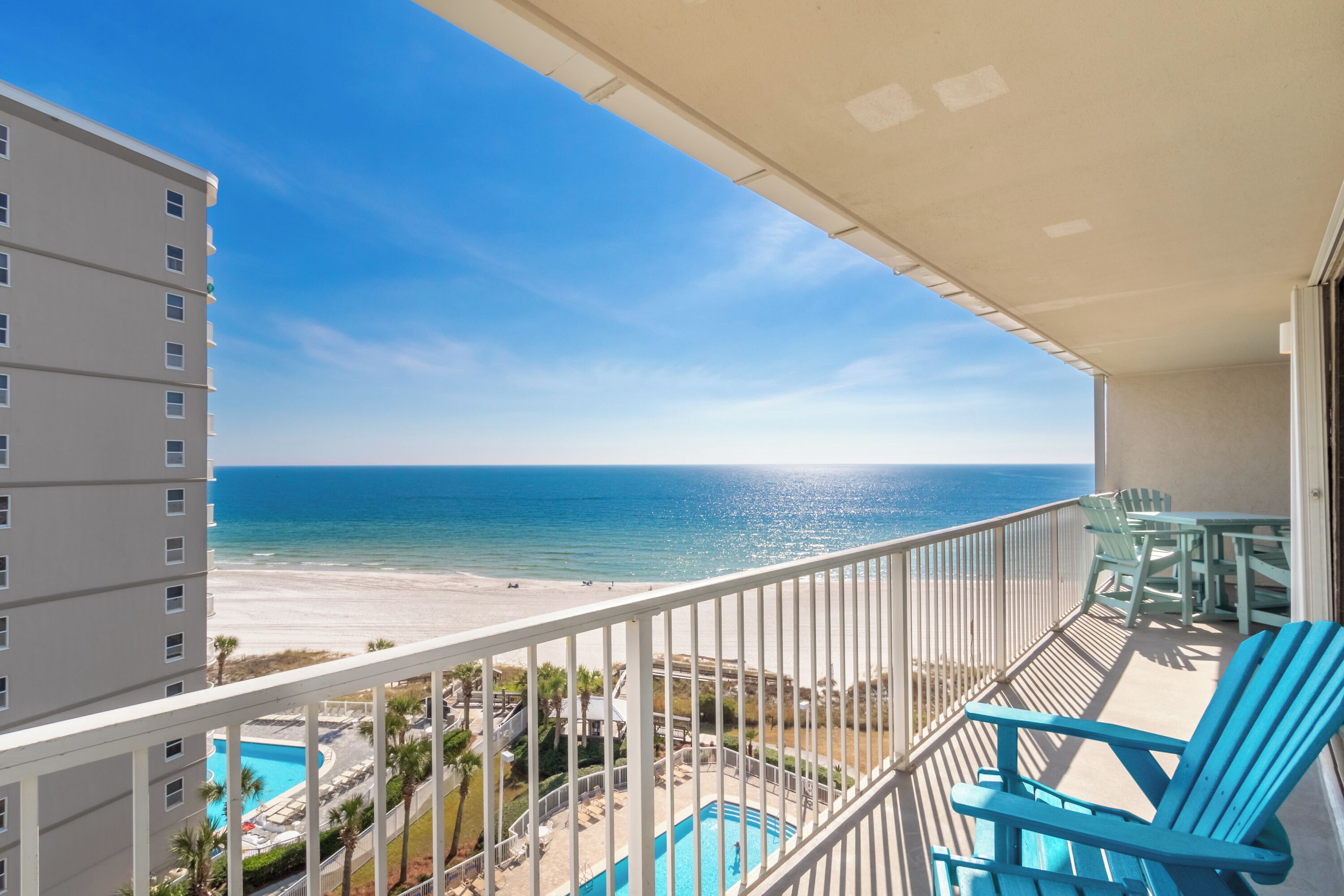 Condo com design assinado, 3 quartos, acesso à piscina, vista para a praia | Sacada