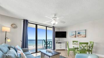 Condo Prestigio, 3 habitaciones, acceso a la alberca, vista a la playa | Sala de estar | Smart TV de 32 pulgadas con canales digitales