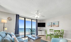 Condo Prestigio, 3 habitaciones, acceso a la alberca, vista a la playa | Sala de estar | Smart TV de 32 pulgadas con canales digitales 