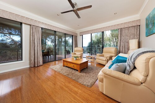 Peregrine Pool Paradise - Outstanding four bedroom family home with pool!