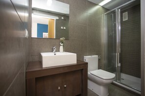 Dusche, Haartrockner, Handtücher, Toilettenpapier