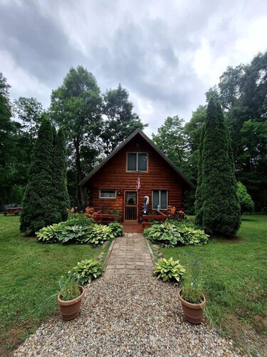 Charming Creekside Log Cabin with Wood Burning Stove Overlooking the Neshannock Creek, Western PA