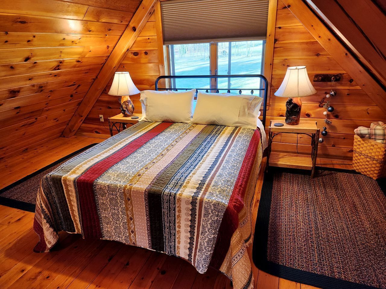 2 bedrooms, desk, WiFi, bed sheets