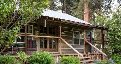 Riverfront Cabin Rental for Four near Crater Lake National Forest, Oregon