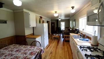 Jääkaappi, mikroaaltouuni, astianpesukone, kahvin-/teenkeitin