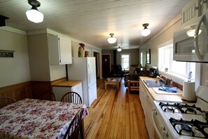 Réfrigérateur, micro-ondes, lave-vaisselle, cafetière/bouilloire