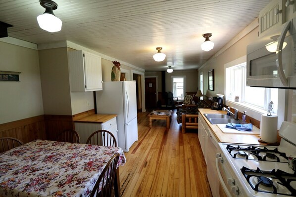 Jääkaappi, mikroaaltouuni, astianpesukone, kahvin-/teenkeitin