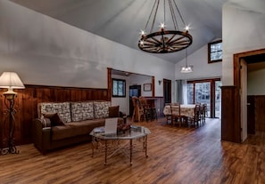 Een open haard en een tafeltennistafel