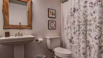 Een bubbelbad, een haardroger, handdoeken, toiletpapier