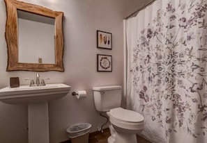 Een bubbelbad, een haardroger, handdoeken, toiletpapier