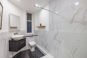 Douche, sèche-cheveux, serviettes fournies