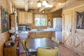 ثلاجة، ميكروويف، موقد طهي مسطح، غسالة أطباق