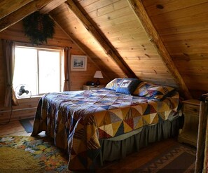 1 bedroom, desk, WiFi, bed sheets - Romantic Cabin Rental with a Delightful Porch near Ennis, Montana (Whitehall)