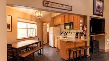 Kylskåp, mikrovågsugn, spishäll och kaffe- och tebryggare