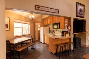 Kylskåp, mikrovågsugn, spishäll och kaffe- och tebryggare