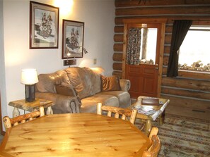 Een televisie en een open haard