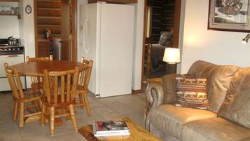 Een televisie en een open haard