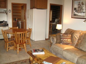 Een televisie en een open haard