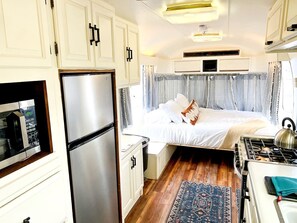 WiFi, bed sheets - Riverside Airsteram Adventure in Colorado - Relaxation by the Water in Grand Junction (Grand Junction)