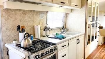 Een koelkast, een kookplaat, een koffiezetapparaat/waterkoker