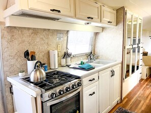 Fridge, stovetop, coffee/tea maker, cookware/dishes/utensils - Riverside Airsteram Adventure in Colorado - Relaxation by the Water in Grand Junction (Grand Junction)