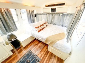 WiFi, bed sheets - Riverside Airsteram Adventure in Colorado - Relaxation by the Water in Grand Junction (Grand Junction)