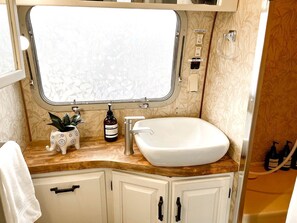 Towels, soap, shampoo, toilet paper - Riverside Airsteram Adventure in Colorado - Relaxation by the Water in Grand Junction (Grand Junction)