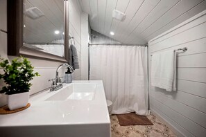 Tina de hidromasaje, toallas, papel de baño 