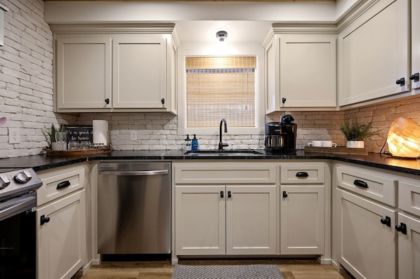 Coffee/tea maker, fridge, microwave, oven