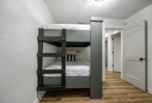 5 bedrooms, WiFi, bed sheets