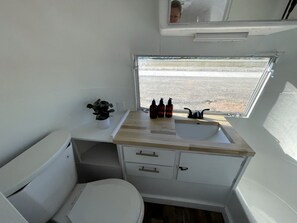 Toallas, jabón, shampoo, papel de baño