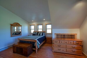 3 bedrooms, desk, WiFi, bed sheets