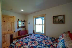 3 bedrooms, desk, WiFi, bed sheets